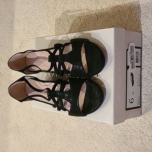 Taryn Rose Senja black strappy sandal size 6M